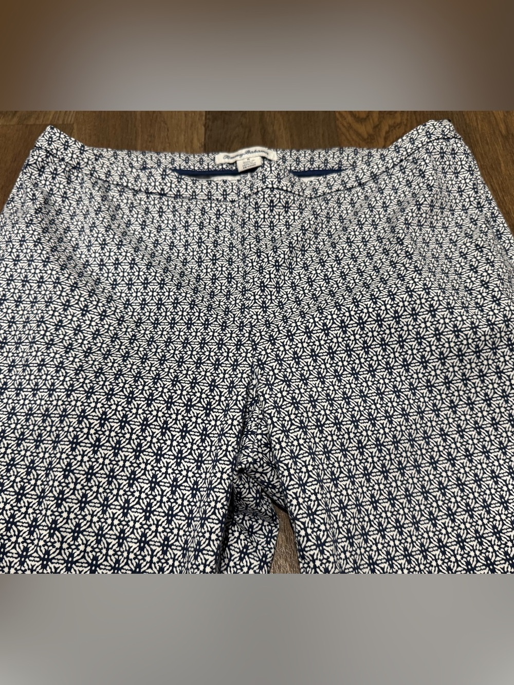 Tommy Bahama Blue and White Geometric Printed Cotton Stretch Capris Size 8 - Picture 4 of 10